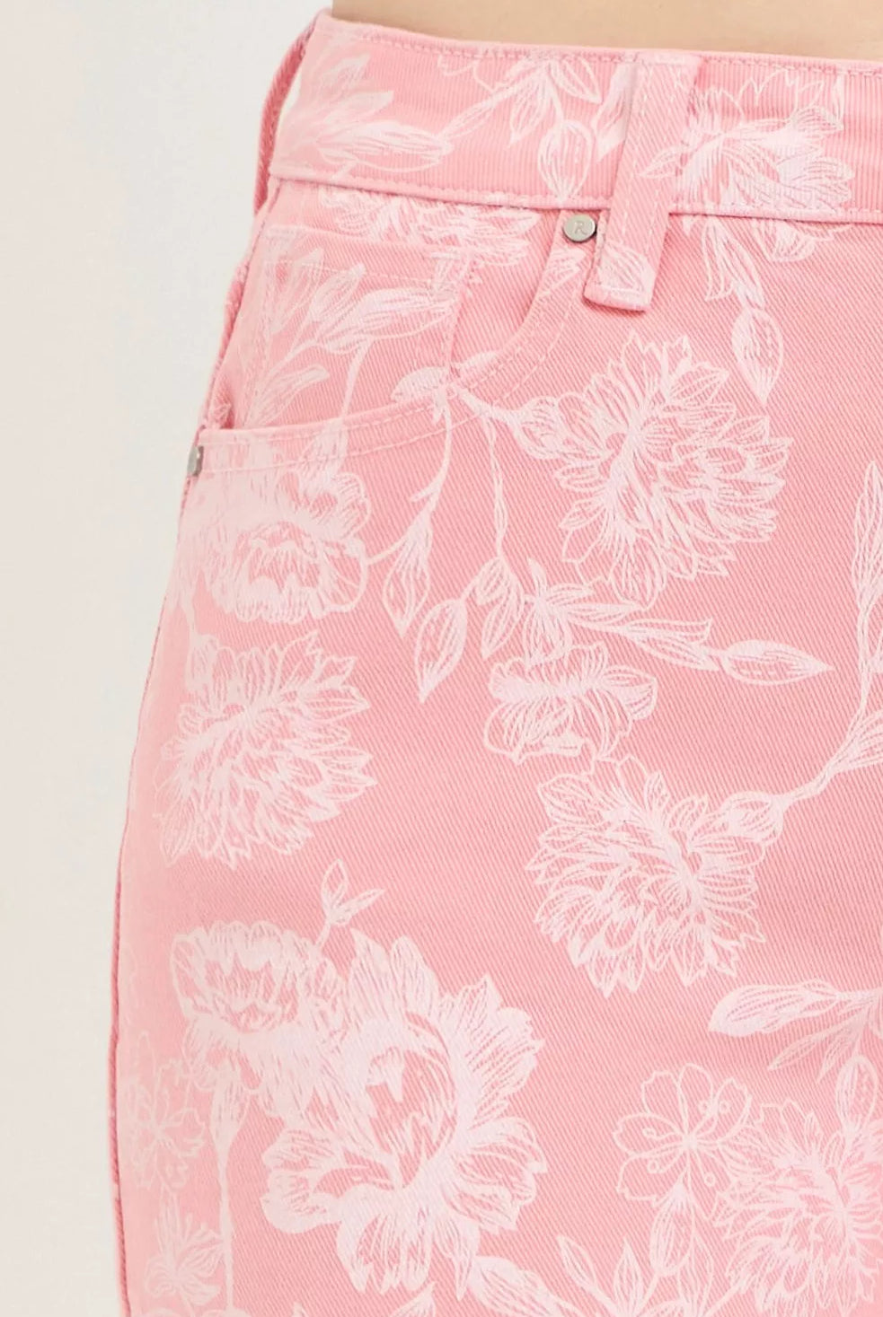 Risen floral pattern high rise pink shorts close up fabric
