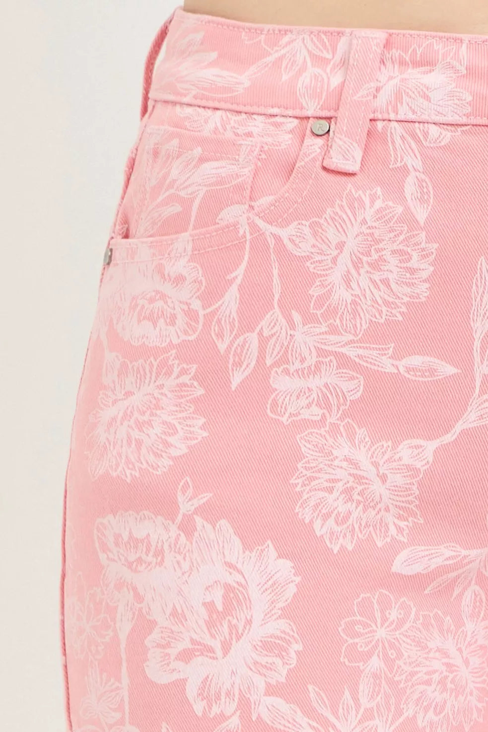 Risen floral pattern high rise pink shorts close up fabric